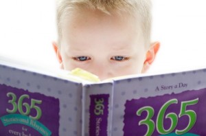 Un niño se adentra en una historia